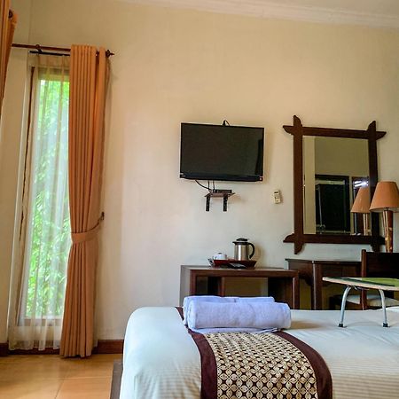 OYO 261 Sasono Putro Guest House Kejayan Esterno foto