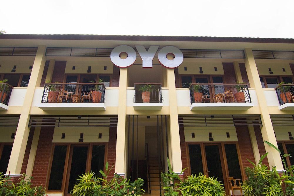 OYO 261 Sasono Putro Guest House Kejayan Esterno foto