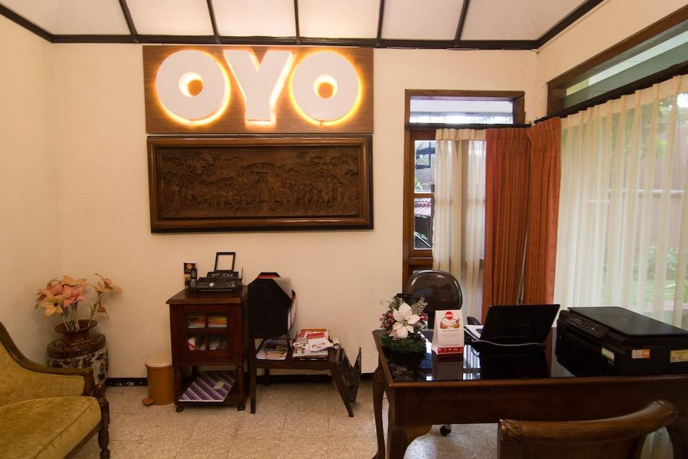 OYO 261 Sasono Putro Guest House Kejayan Esterno foto