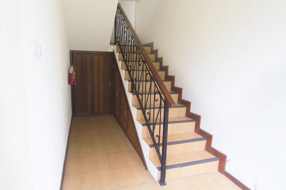 OYO 261 Sasono Putro Guest House Kejayan Esterno foto