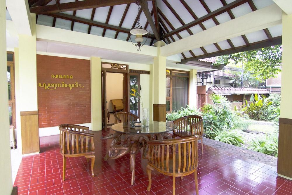 OYO 261 Sasono Putro Guest House Kejayan Esterno foto