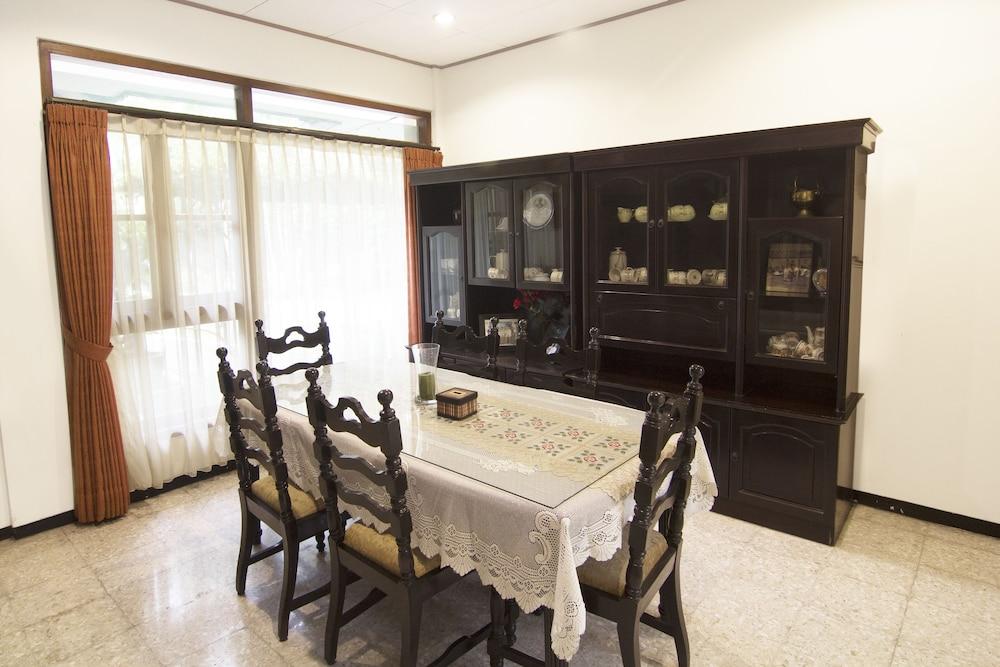 OYO 261 Sasono Putro Guest House Kejayan Esterno foto
