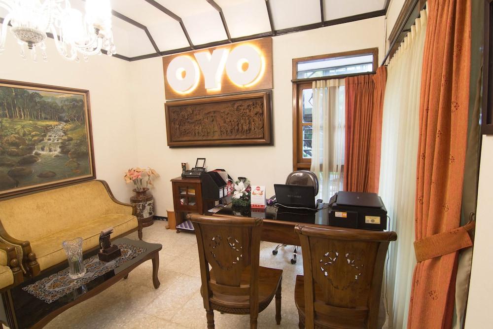 OYO 261 Sasono Putro Guest House Kejayan Esterno foto