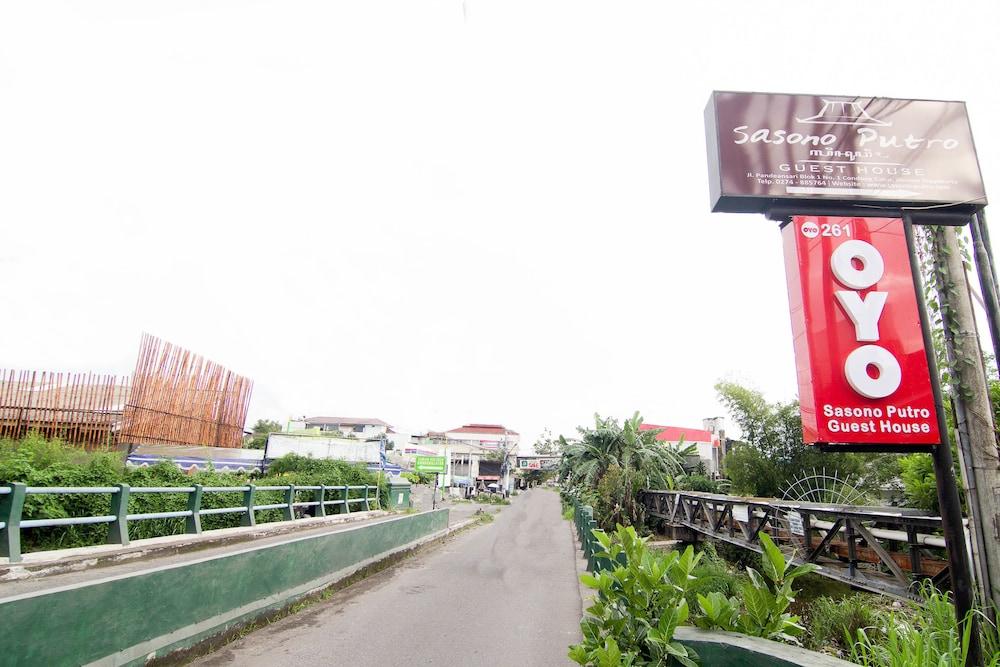 OYO 261 Sasono Putro Guest House Kejayan Esterno foto