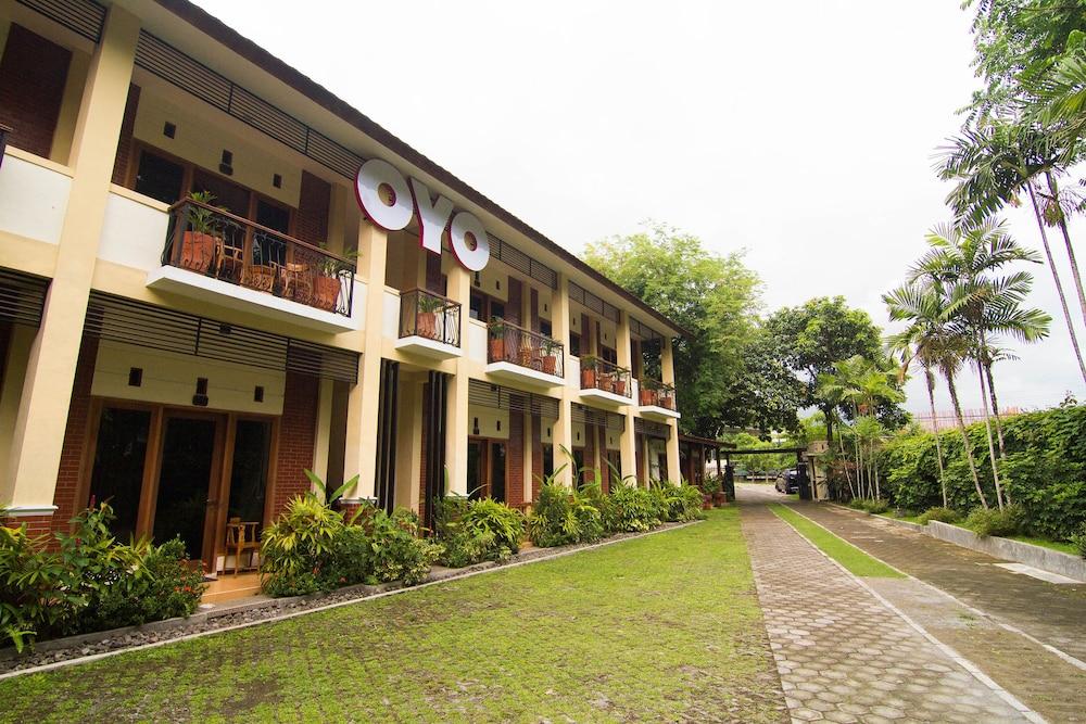 OYO 261 Sasono Putro Guest House Kejayan Esterno foto