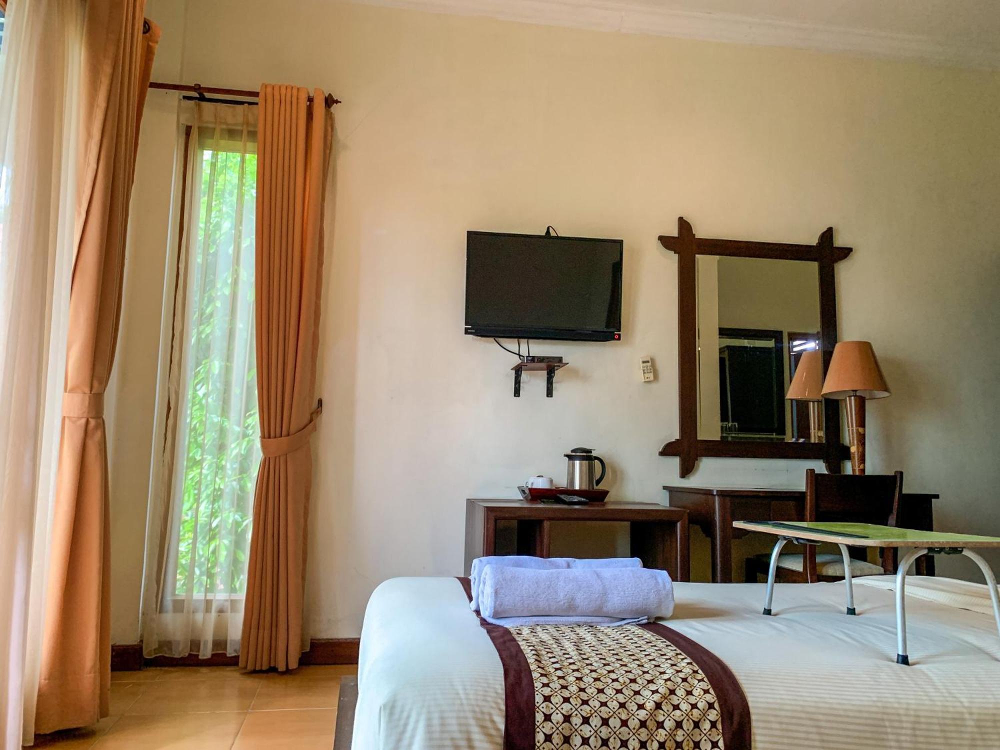 OYO 261 Sasono Putro Guest House Kejayan Esterno foto