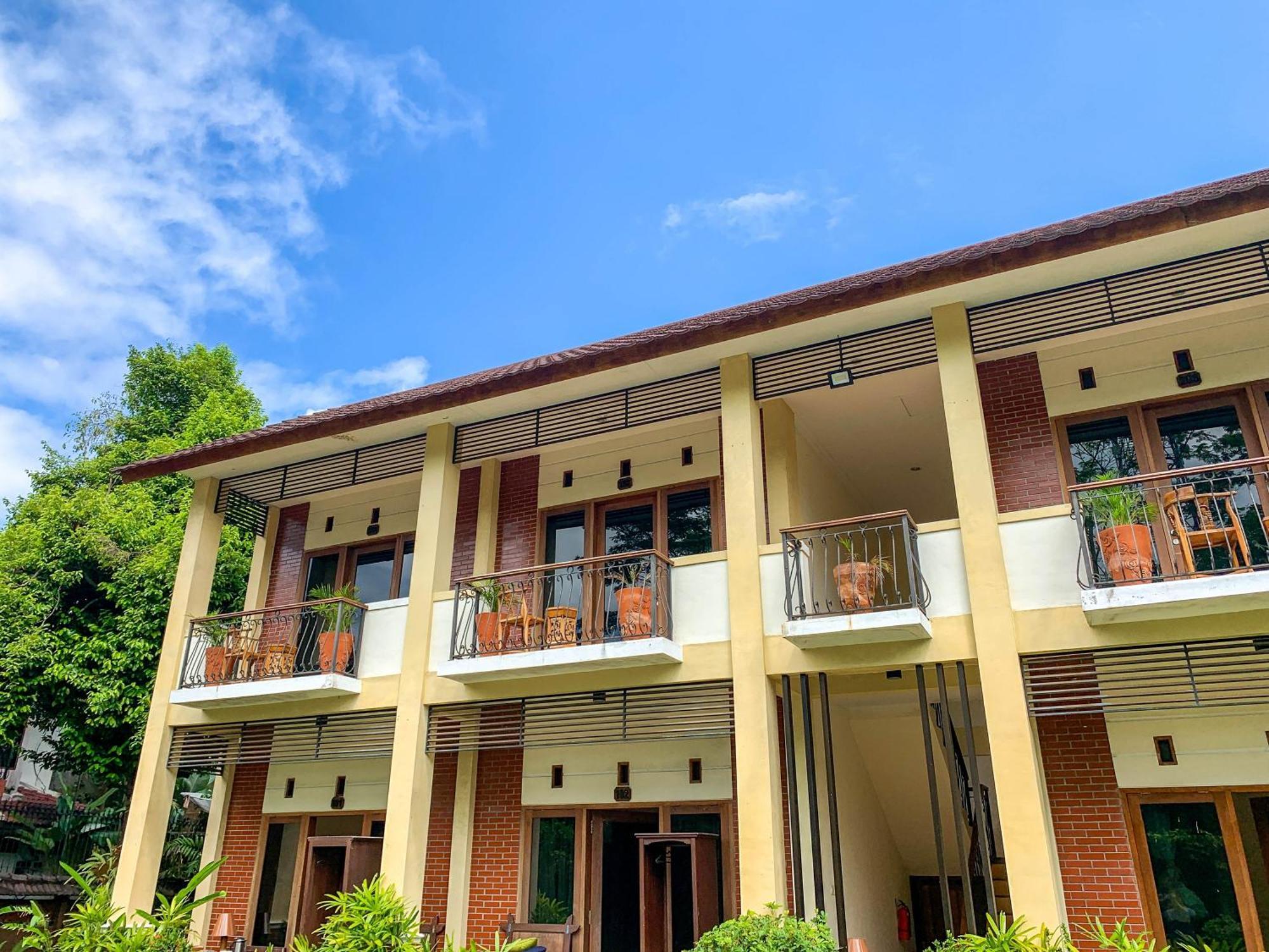 OYO 261 Sasono Putro Guest House Kejayan Esterno foto