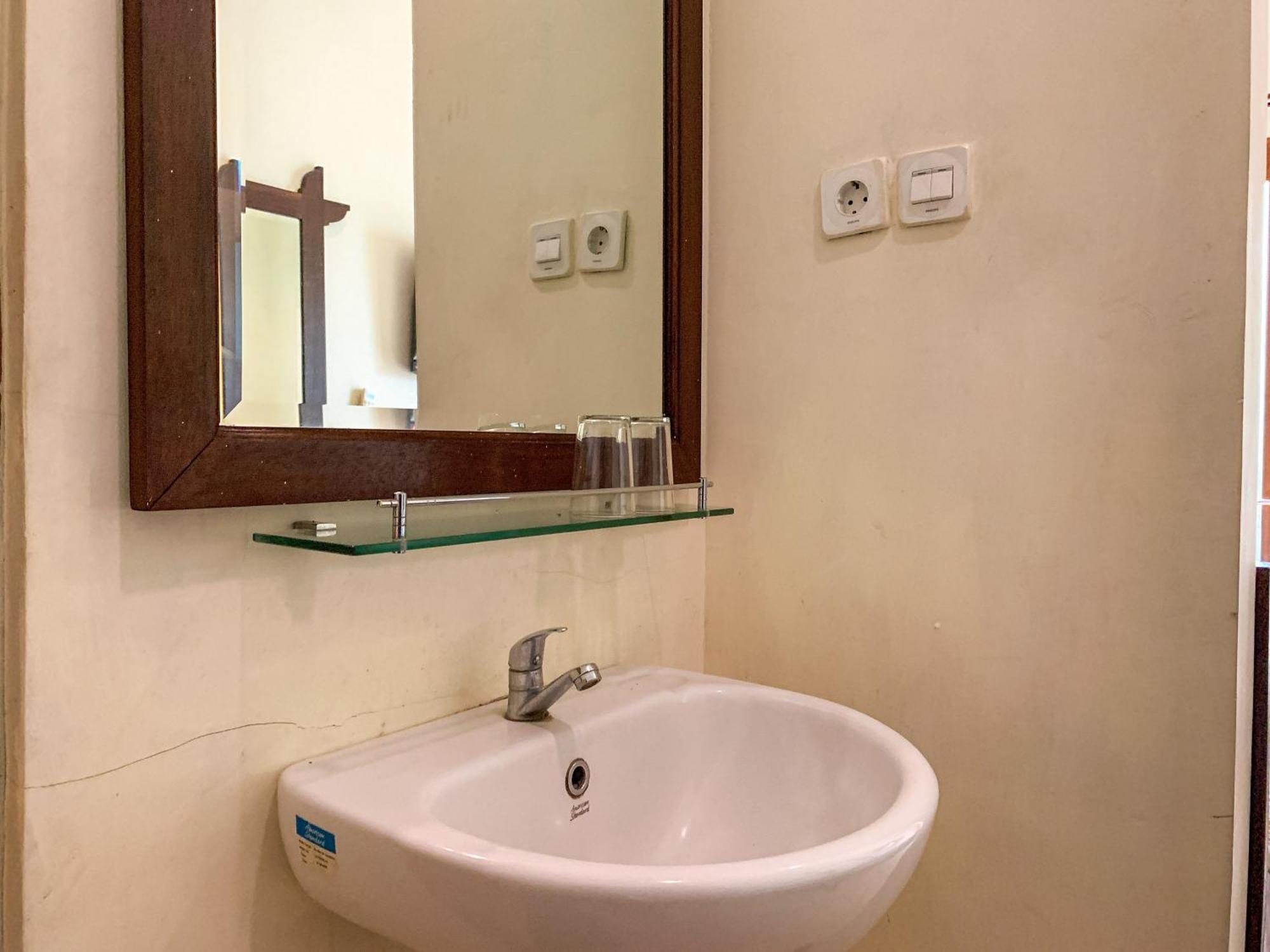 OYO 261 Sasono Putro Guest House Kejayan Esterno foto