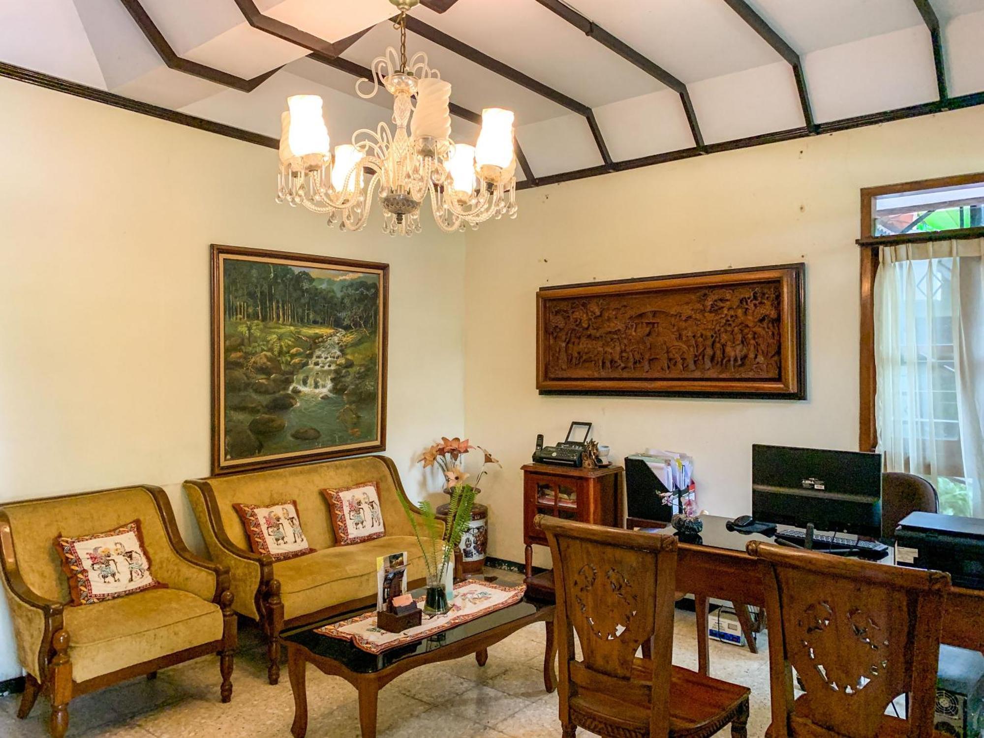 OYO 261 Sasono Putro Guest House Kejayan Esterno foto