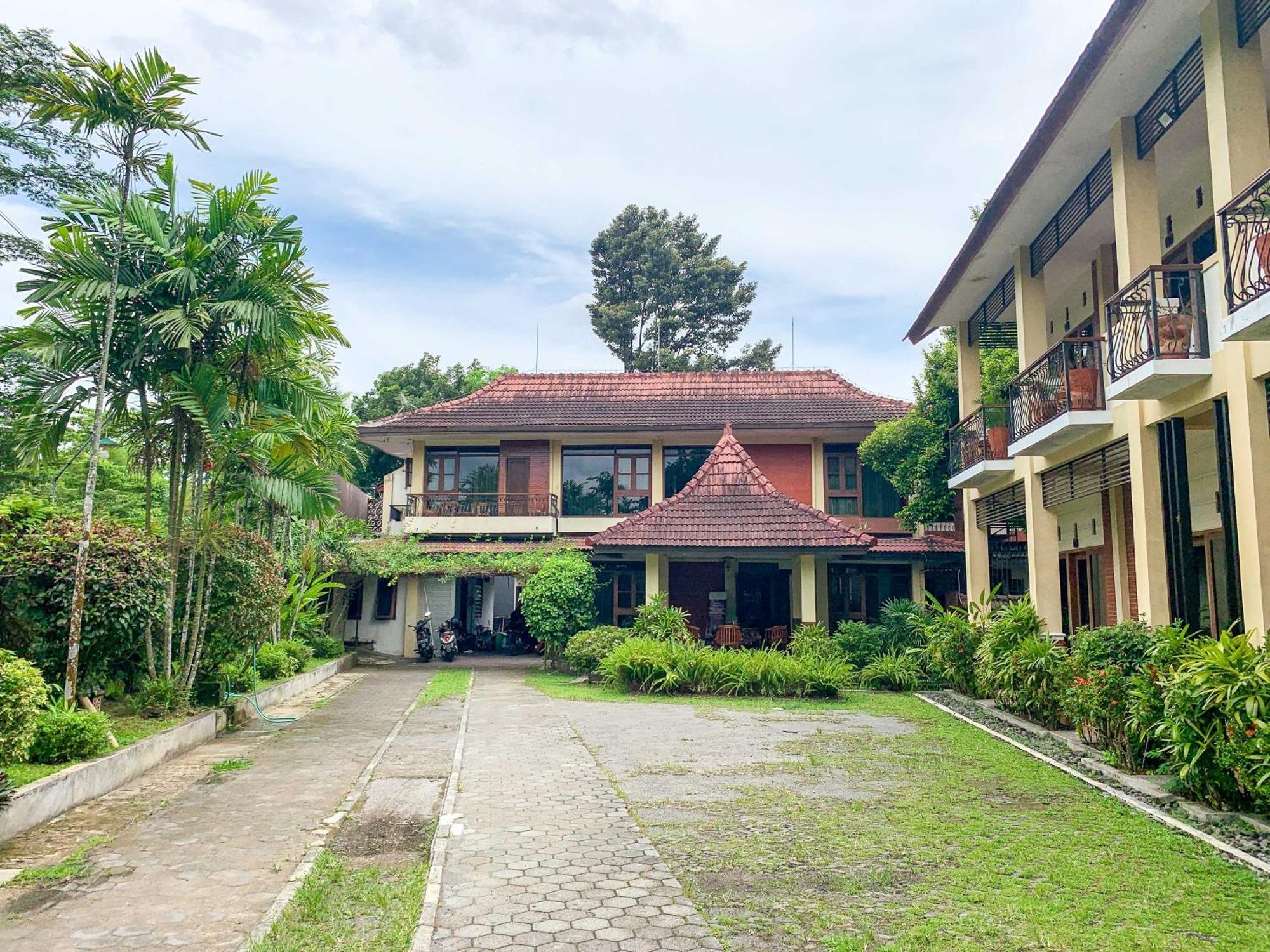 OYO 261 Sasono Putro Guest House Kejayan Esterno foto