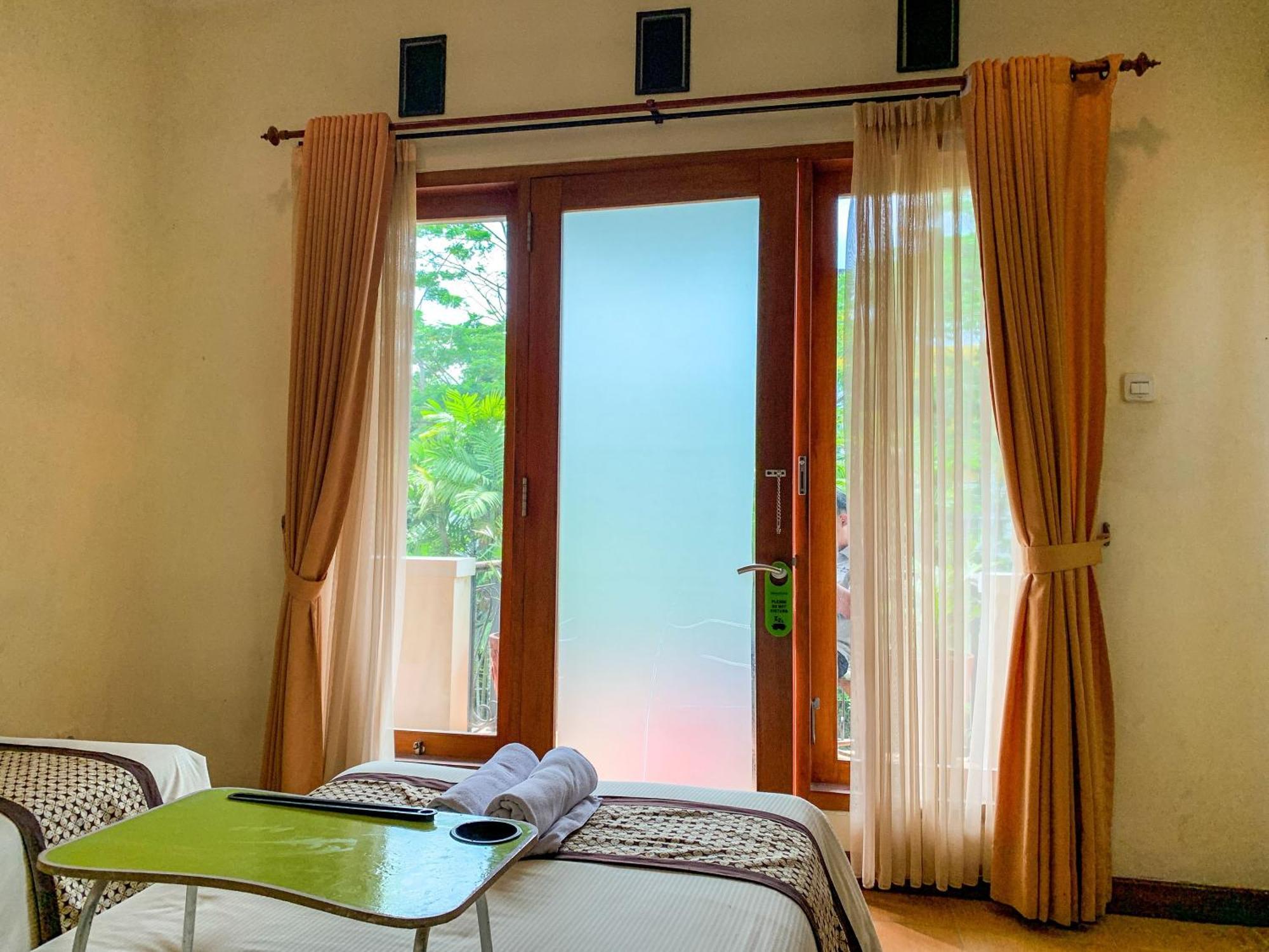 OYO 261 Sasono Putro Guest House Kejayan Esterno foto