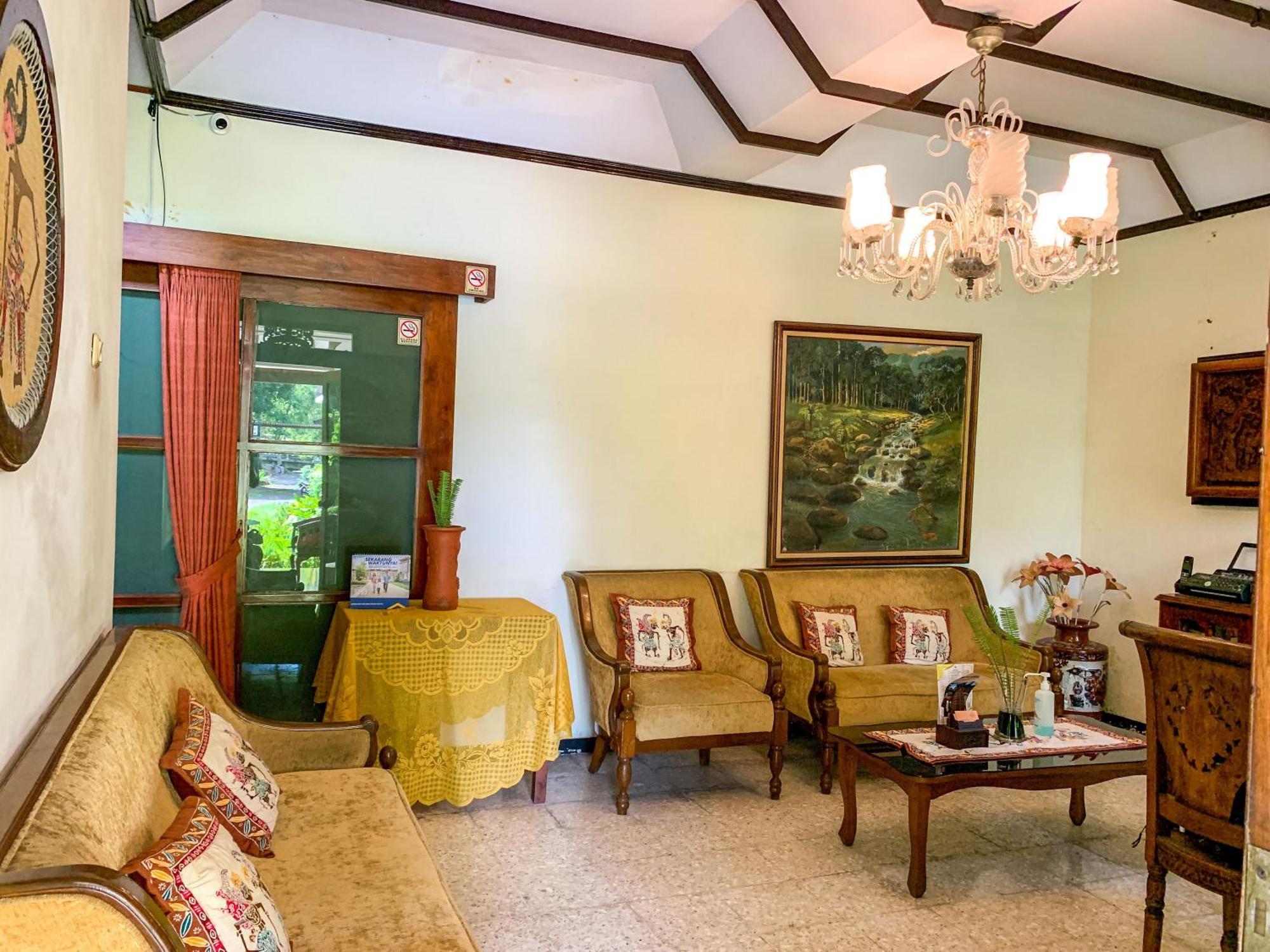 OYO 261 Sasono Putro Guest House Kejayan Esterno foto