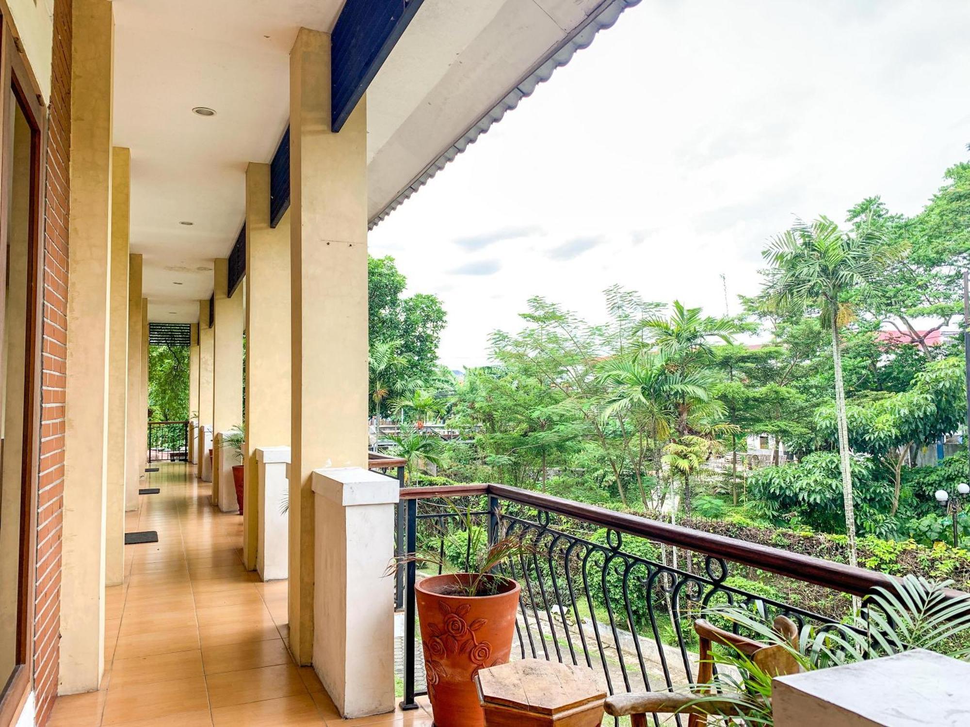 OYO 261 Sasono Putro Guest House Kejayan Esterno foto