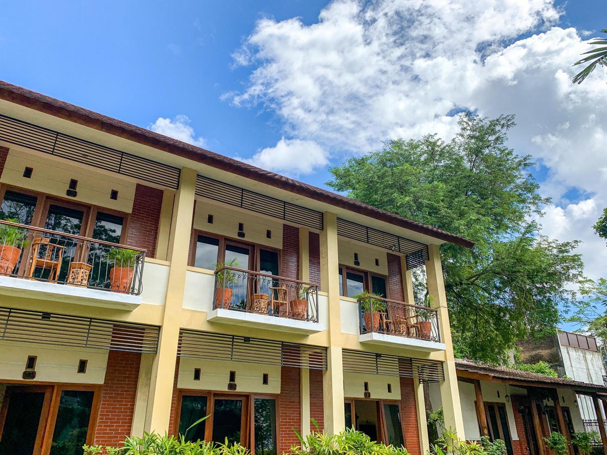OYO 261 Sasono Putro Guest House Kejayan Esterno foto