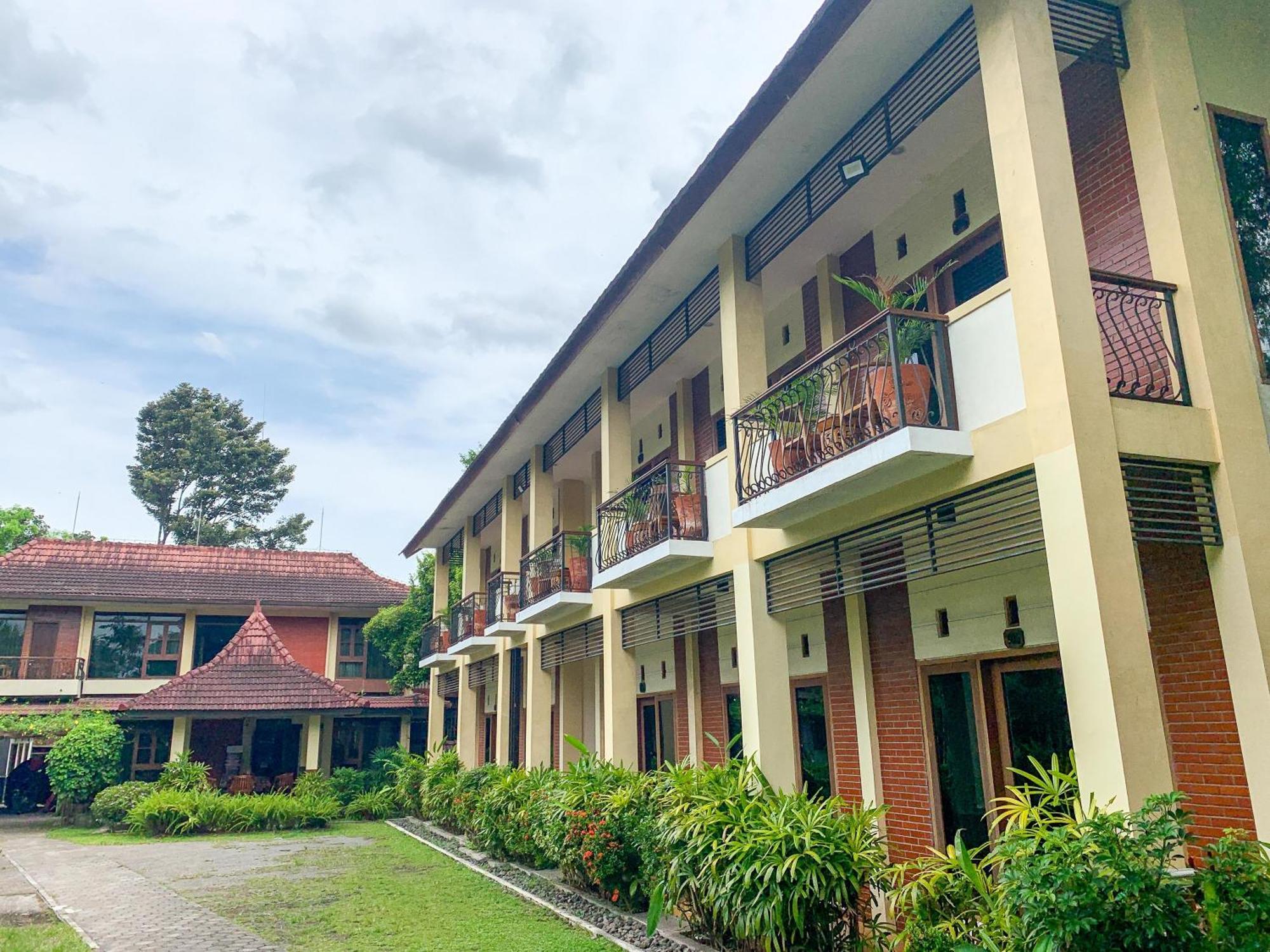 OYO 261 Sasono Putro Guest House Kejayan Esterno foto