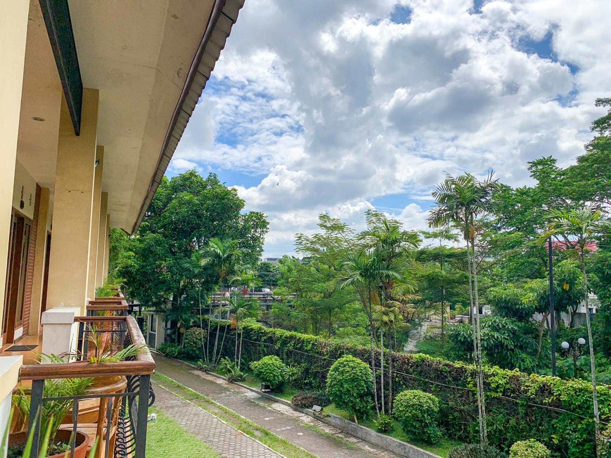 OYO 261 Sasono Putro Guest House Kejayan Esterno foto