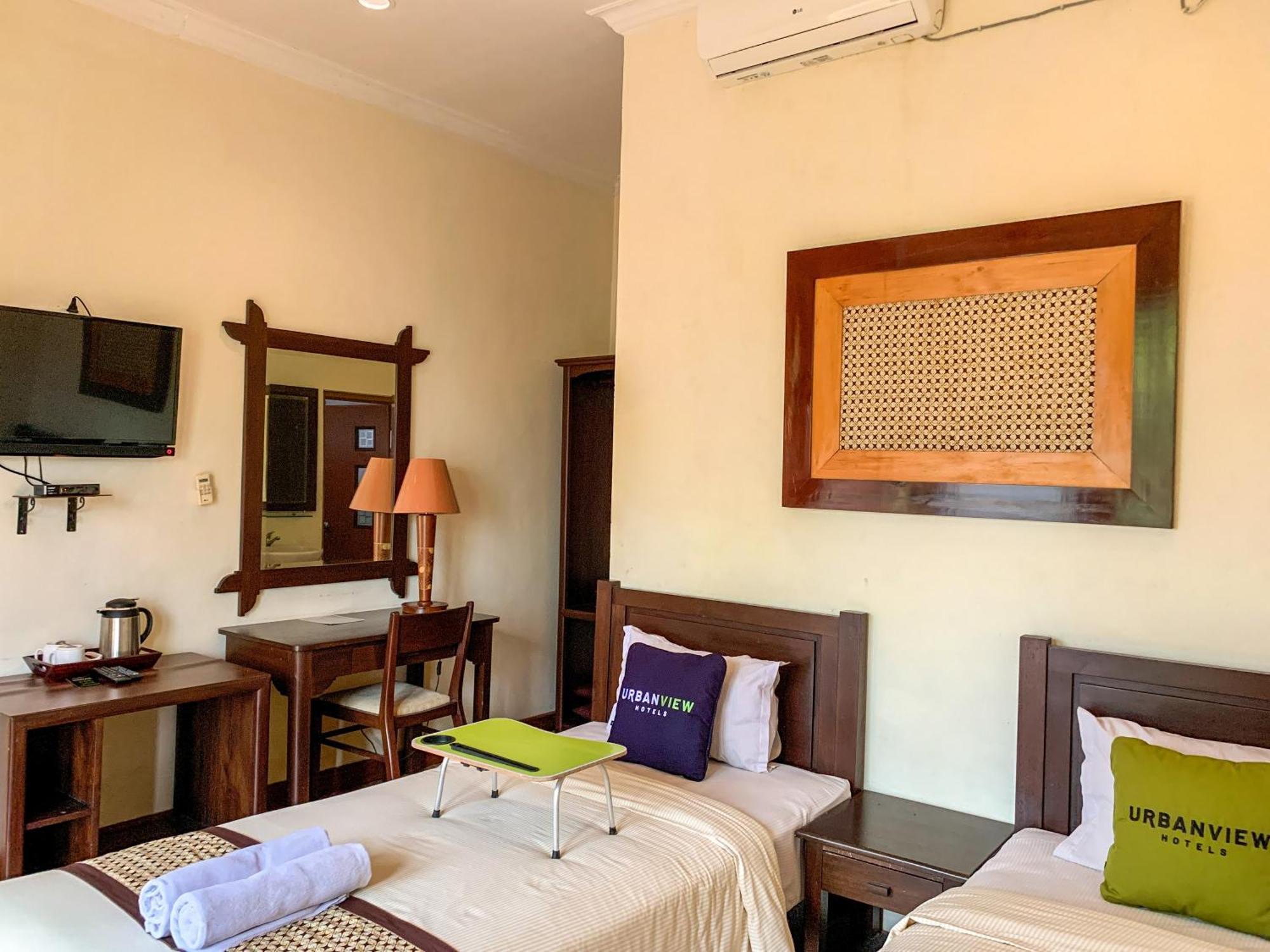 OYO 261 Sasono Putro Guest House Kejayan Esterno foto