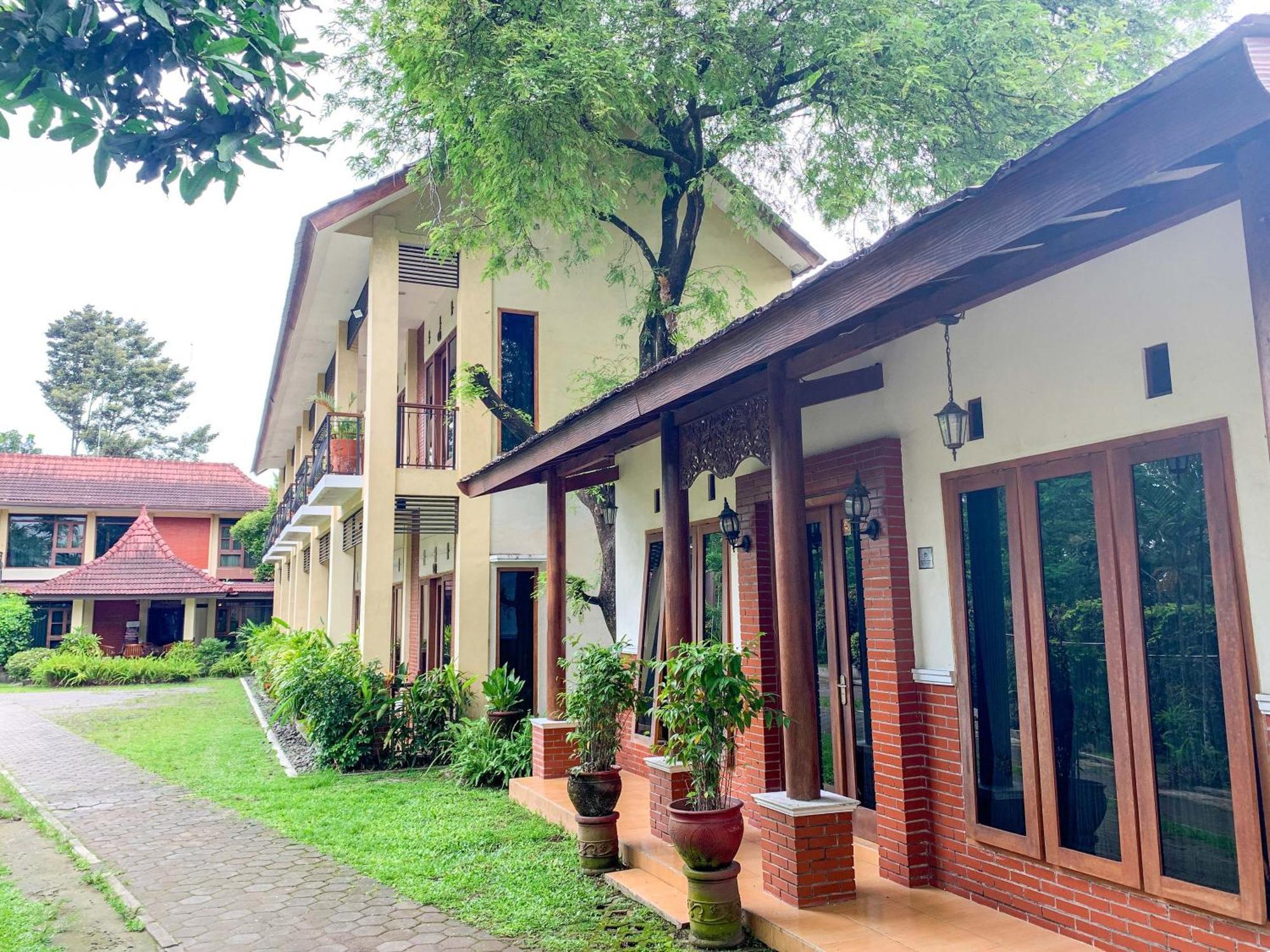 OYO 261 Sasono Putro Guest House Kejayan Esterno foto