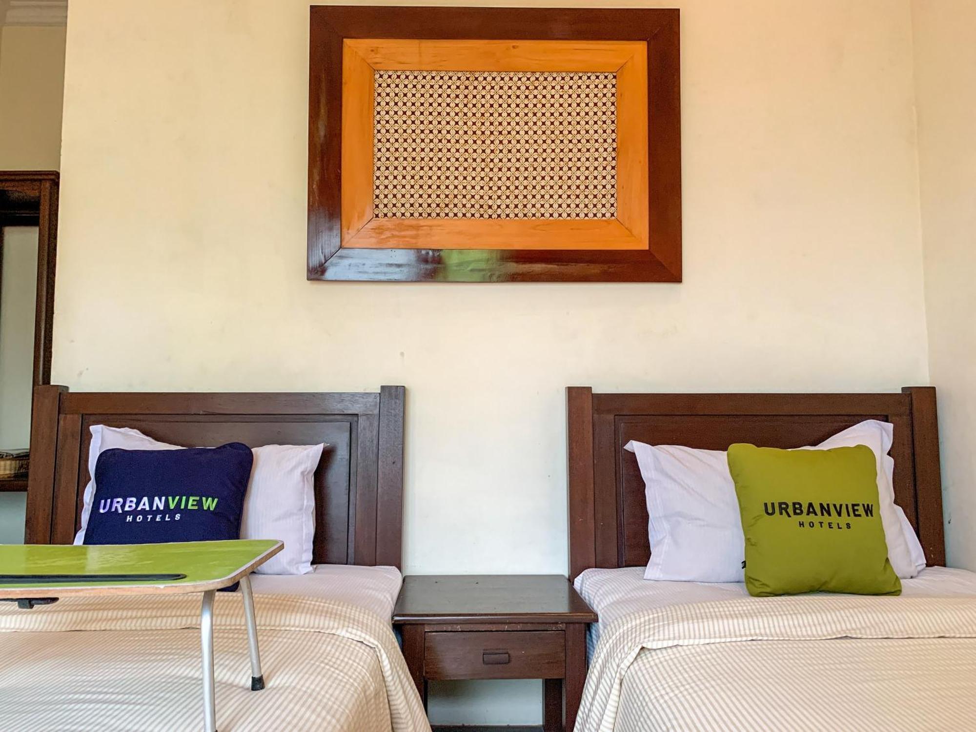 OYO 261 Sasono Putro Guest House Kejayan Esterno foto