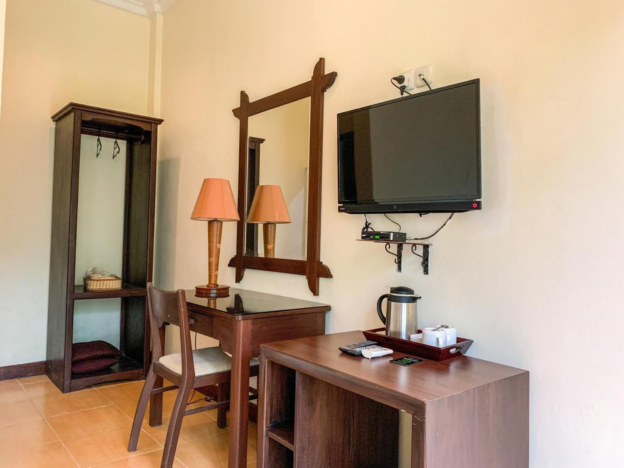 OYO 261 Sasono Putro Guest House Kejayan Esterno foto
