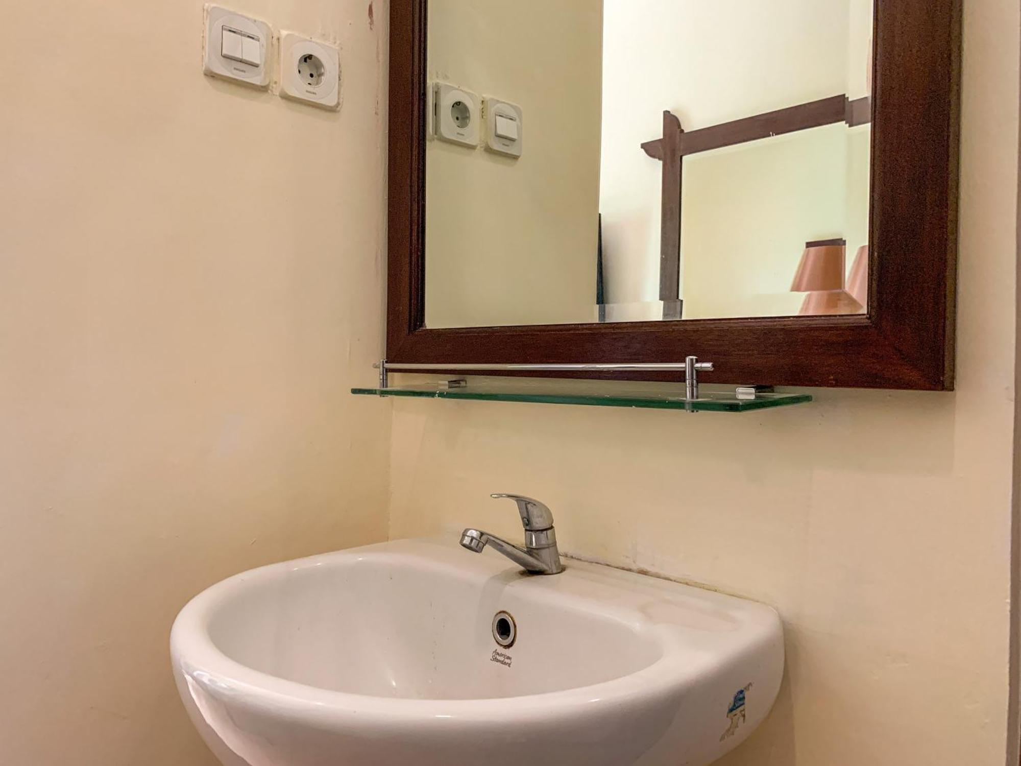 OYO 261 Sasono Putro Guest House Kejayan Esterno foto