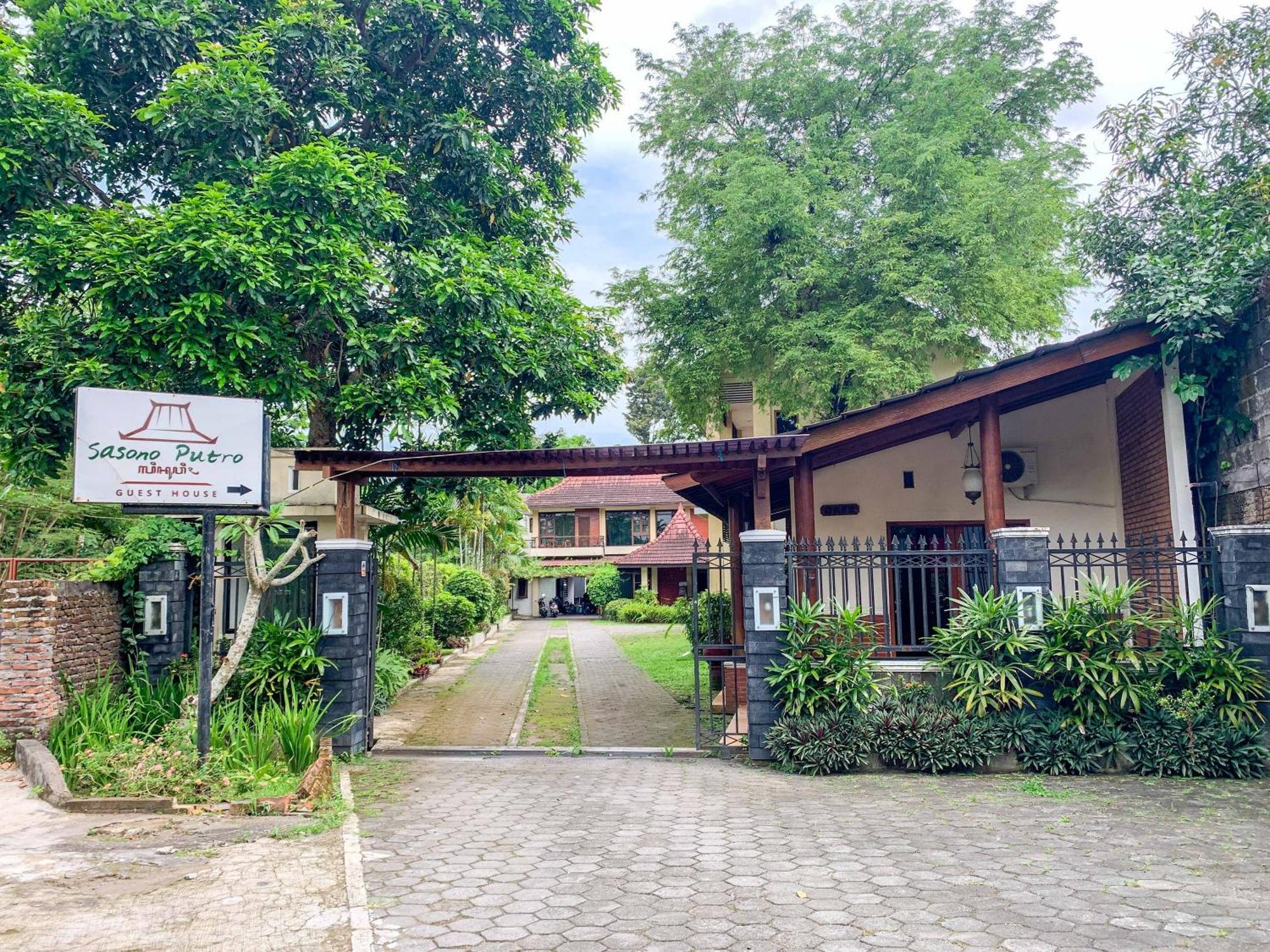 OYO 261 Sasono Putro Guest House Kejayan Esterno foto