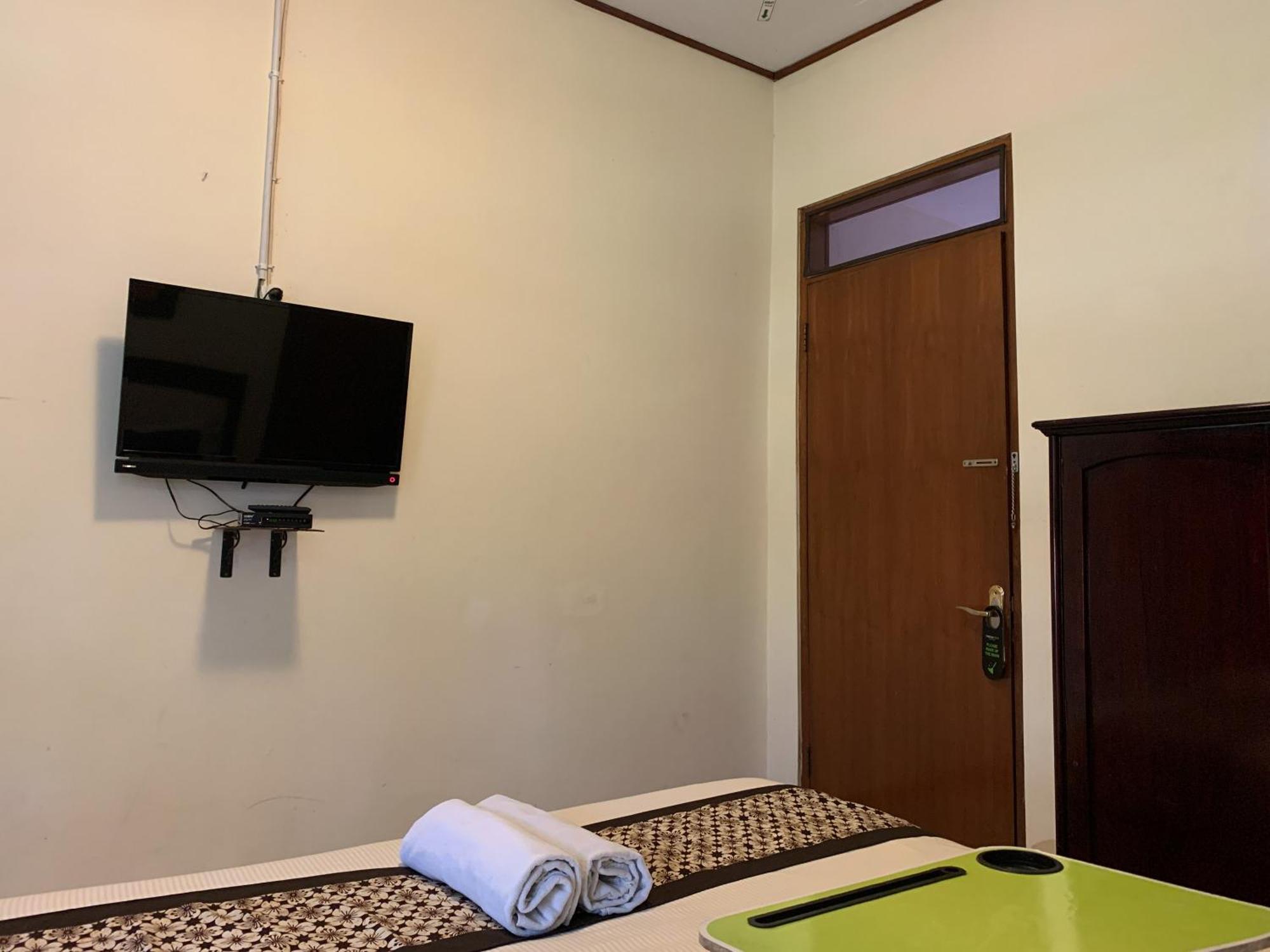 OYO 261 Sasono Putro Guest House Kejayan Esterno foto