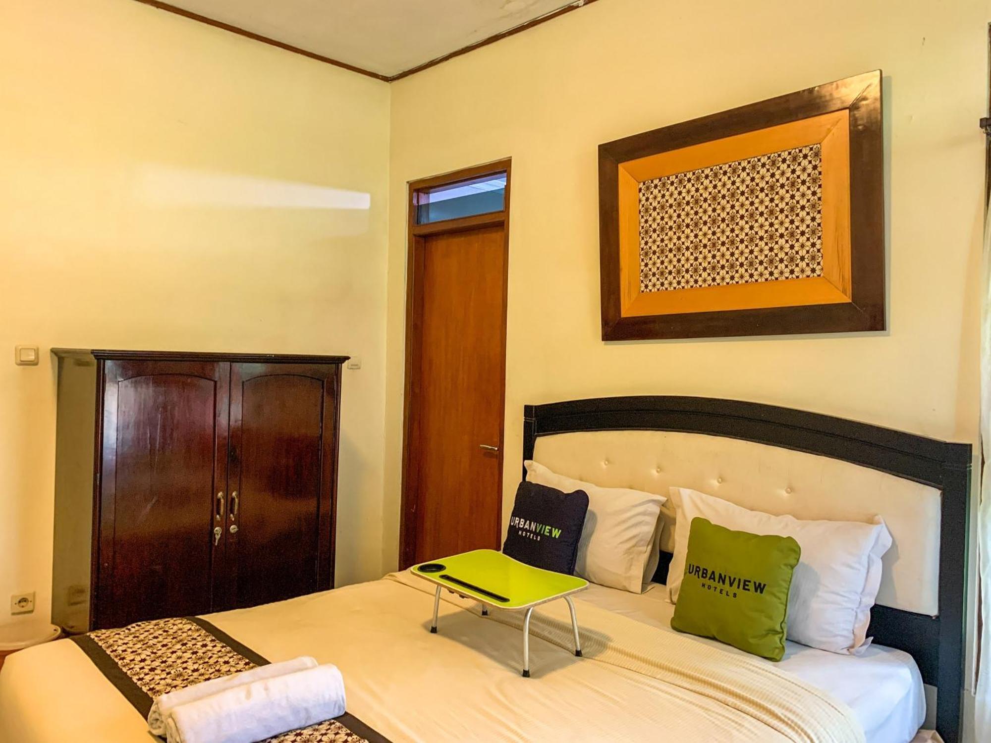 OYO 261 Sasono Putro Guest House Kejayan Esterno foto