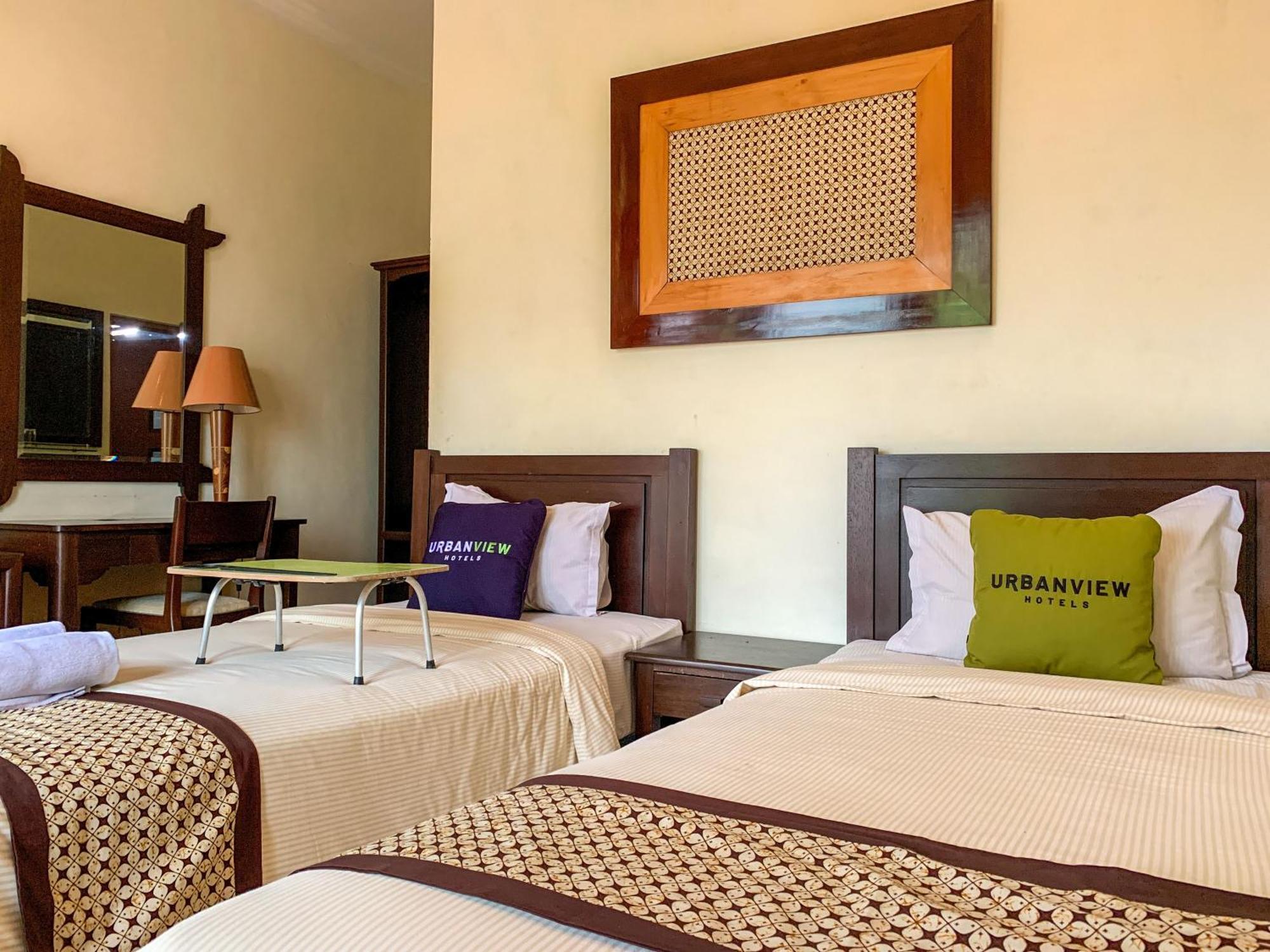 OYO 261 Sasono Putro Guest House Kejayan Esterno foto