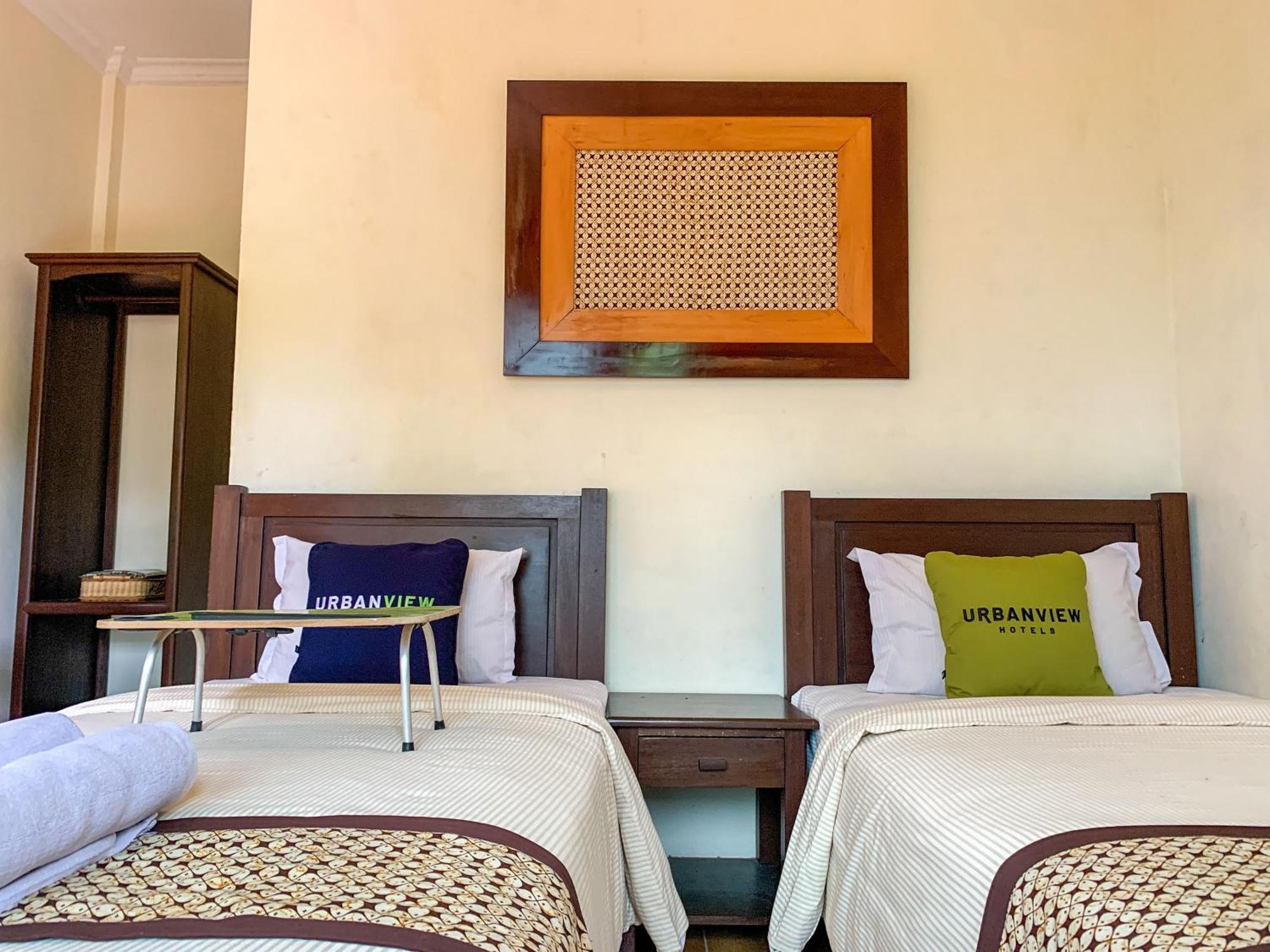 OYO 261 Sasono Putro Guest House Kejayan Esterno foto