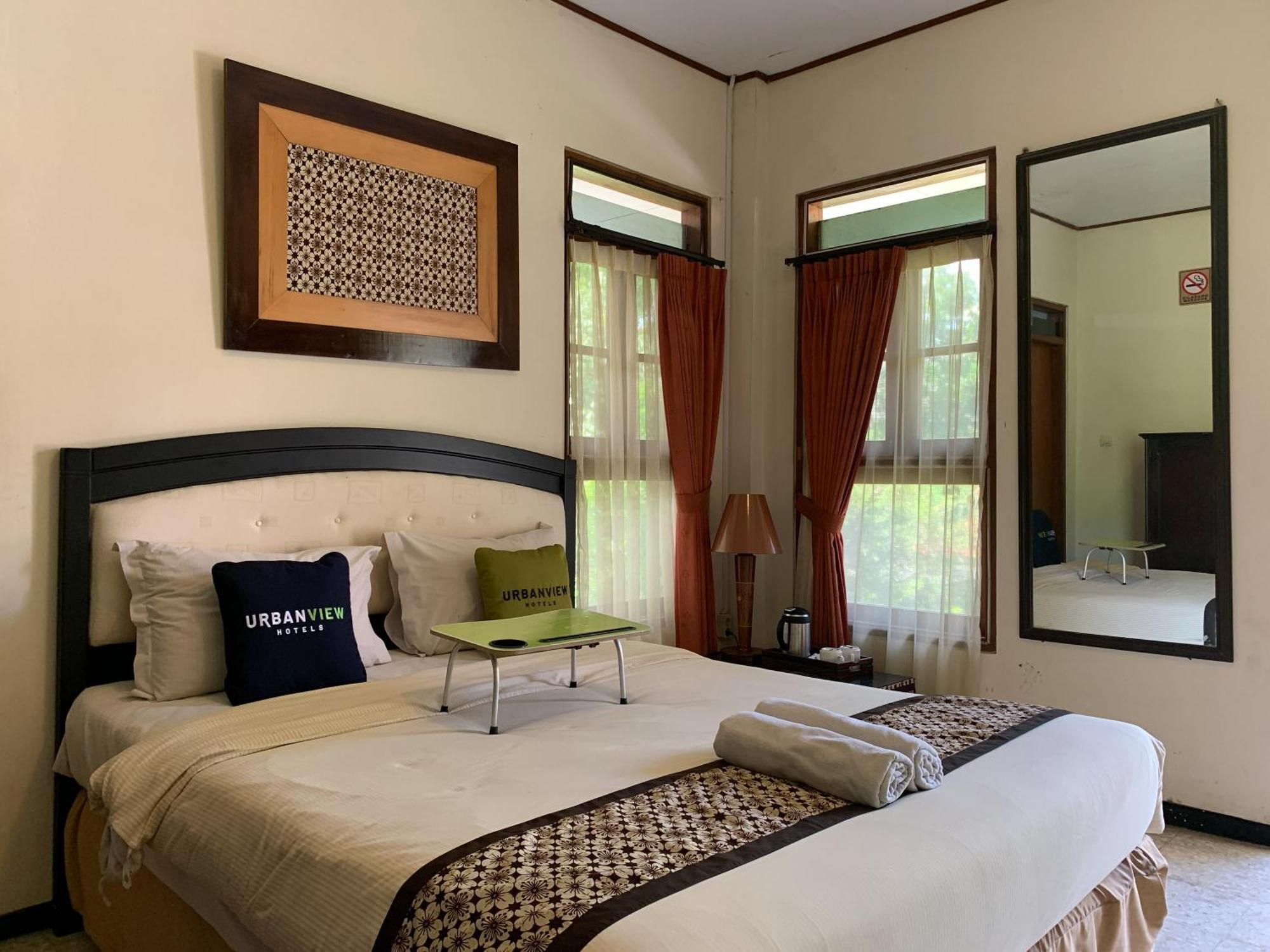 OYO 261 Sasono Putro Guest House Kejayan Esterno foto