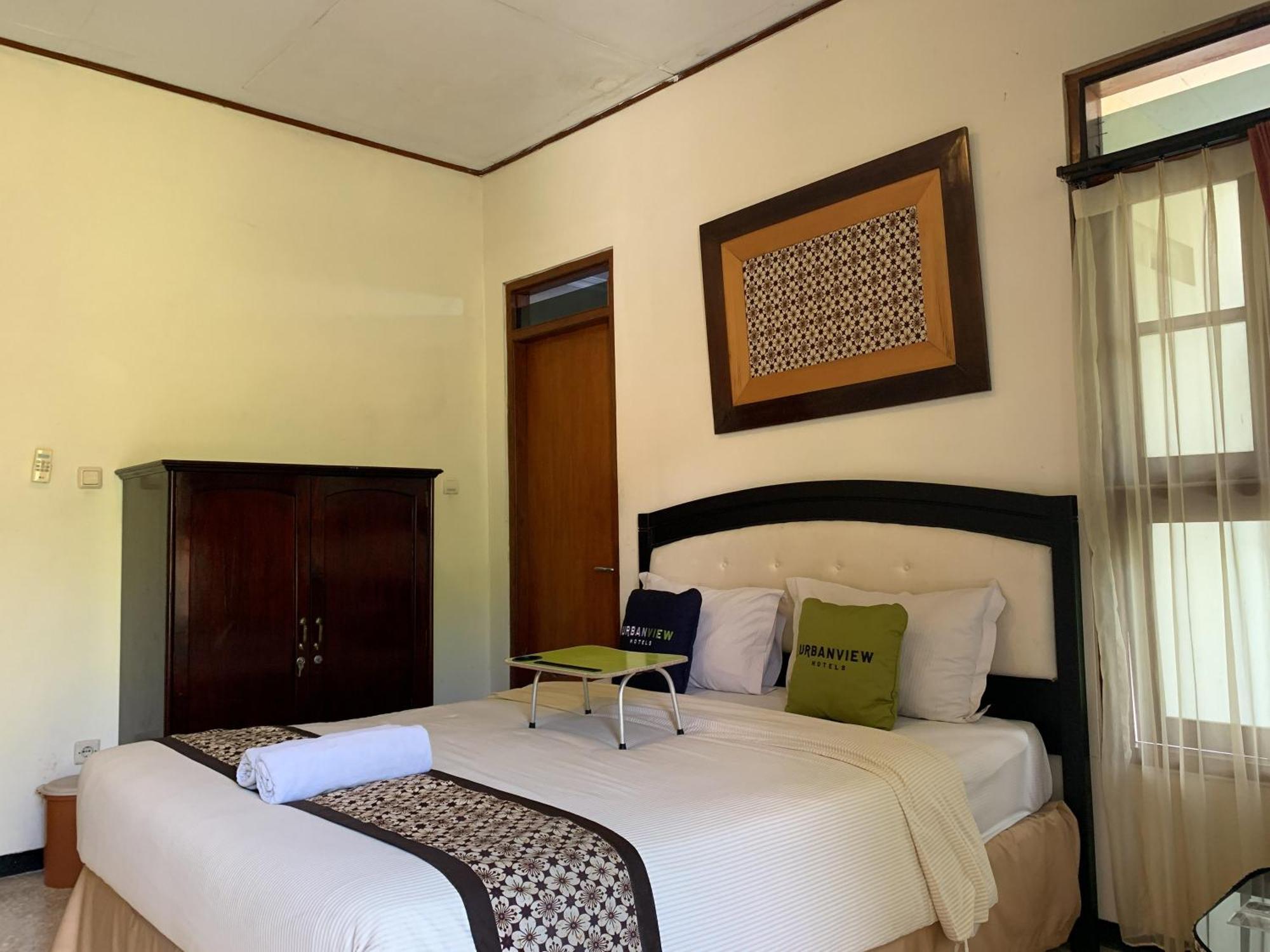 OYO 261 Sasono Putro Guest House Kejayan Esterno foto