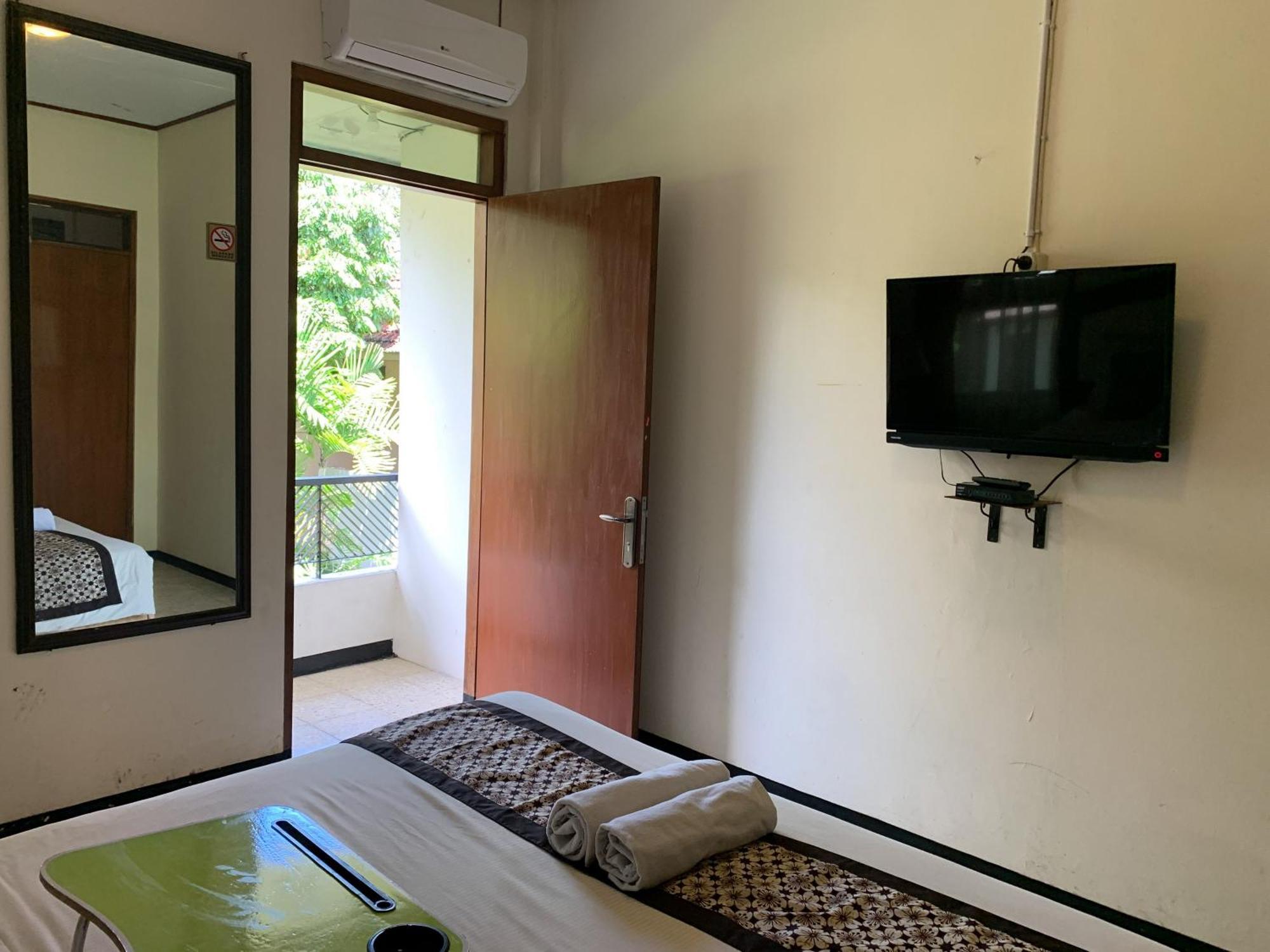 OYO 261 Sasono Putro Guest House Kejayan Esterno foto