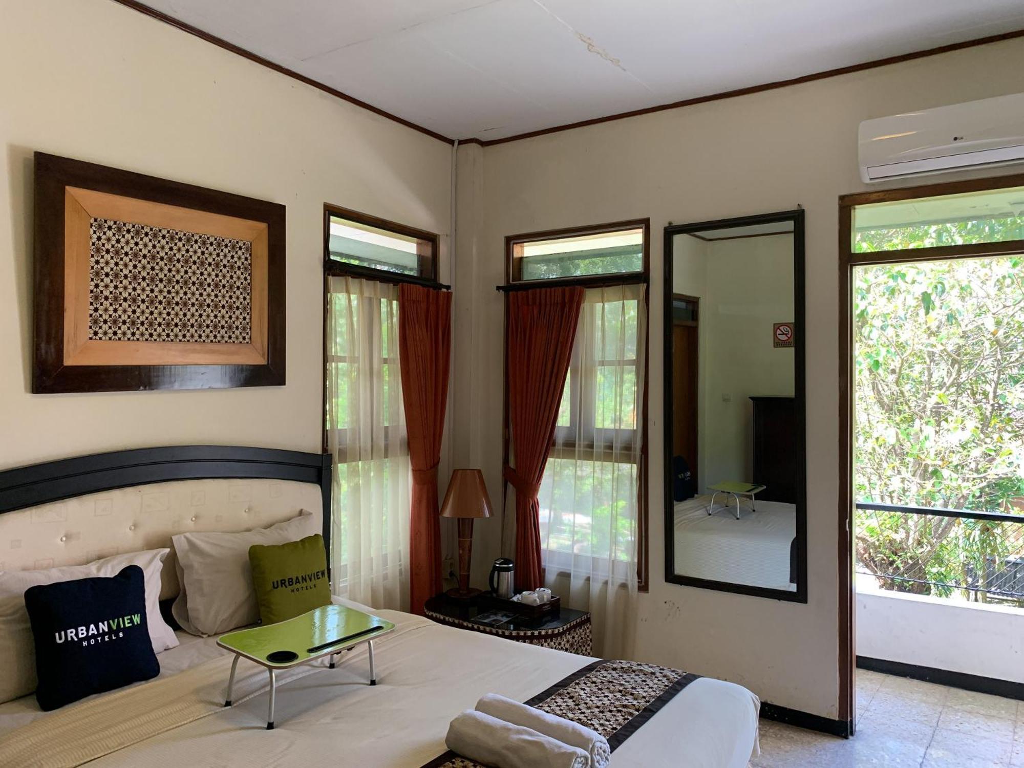 OYO 261 Sasono Putro Guest House Kejayan Esterno foto