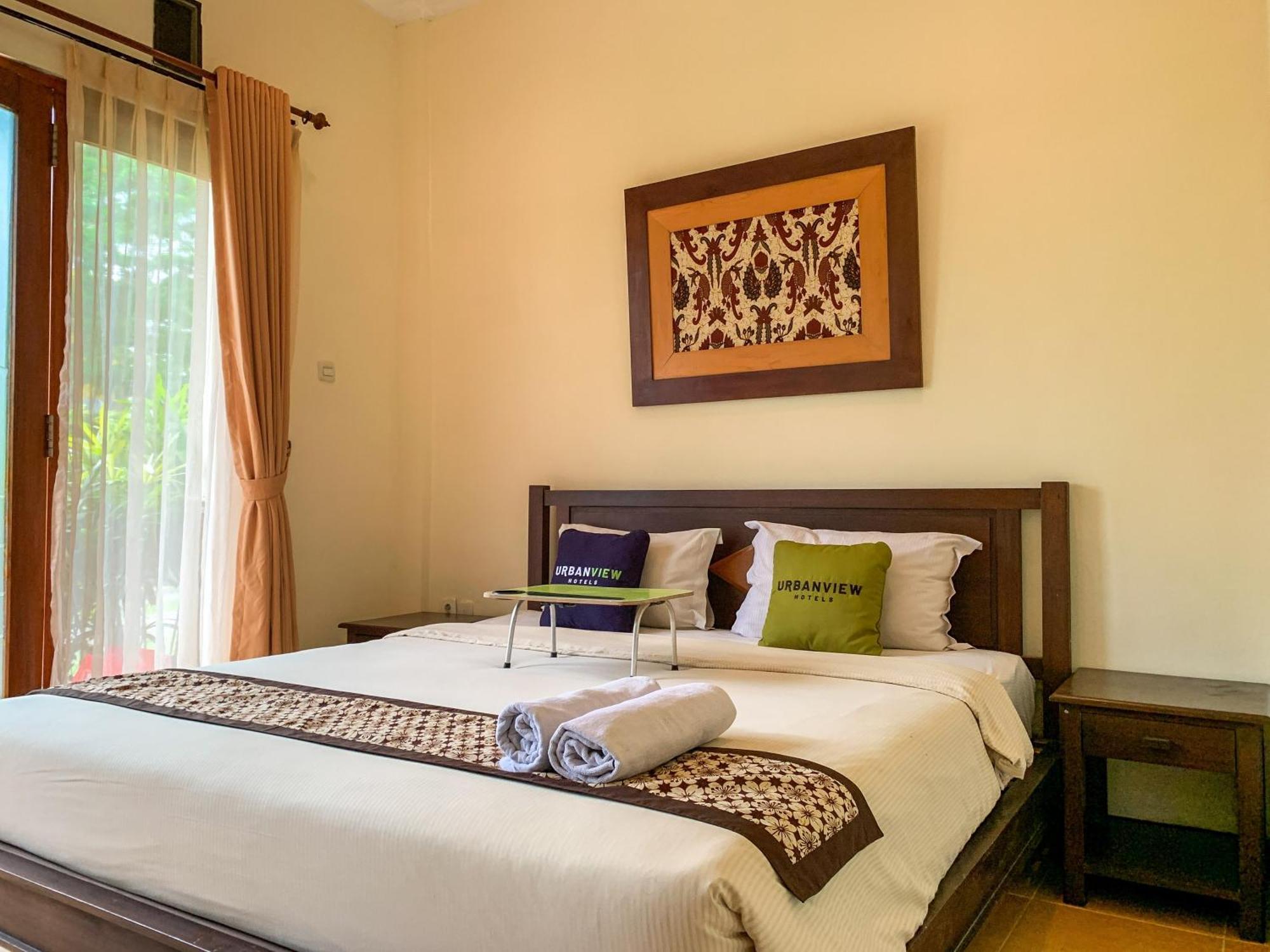 OYO 261 Sasono Putro Guest House Kejayan Esterno foto
