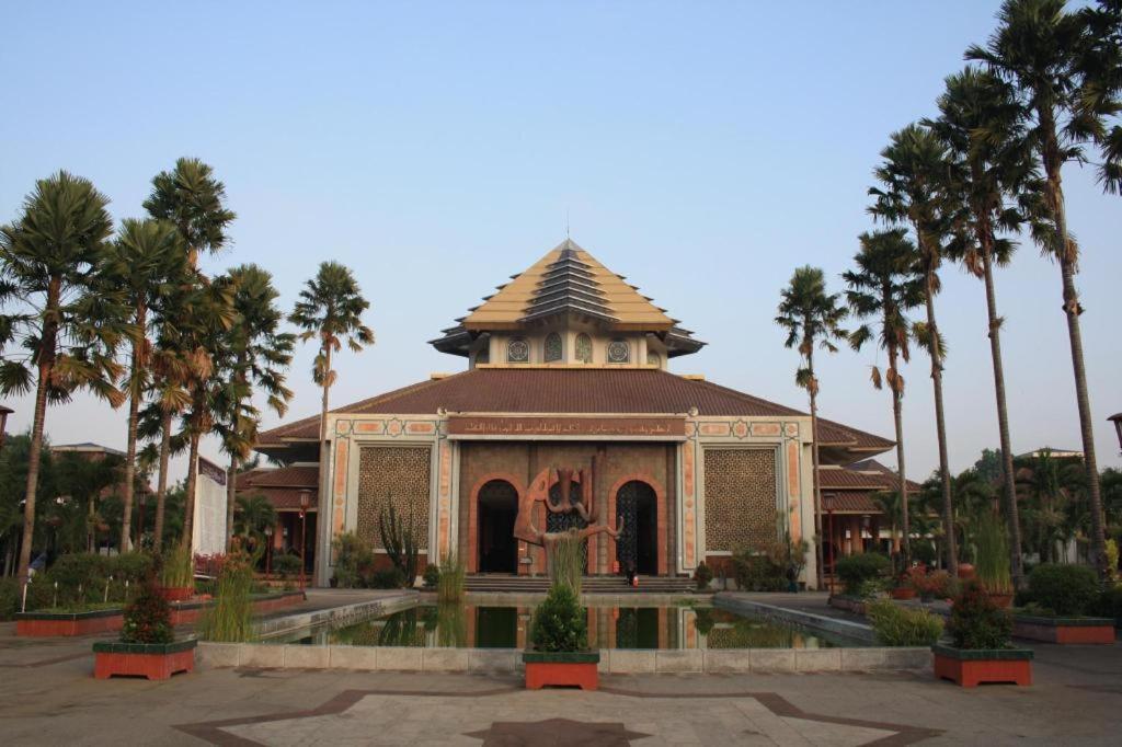 OYO 261 Sasono Putro Guest House Kejayan Esterno foto